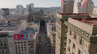 Metropolis 'teki tarihi çok katlı binaların hava görüntüleri. Çatı bayraklarının etrafında uçun. San Francisco, California, ABD.