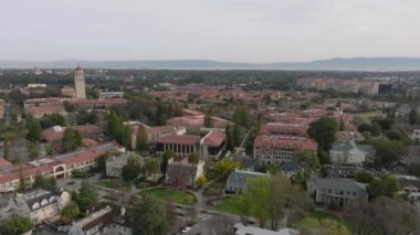 Şehrin üzerinde uç, binaların havadan görünüşü. Stanford Üniversitesi kampüsünün panoramik manzarası. Stanford, California, ABD.