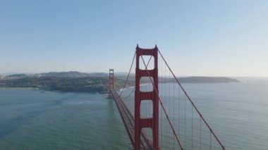 Deniz kıyısındaki büyük asma köprünün havadan kayma ve pan görüntüleri. Ünlü Golden Gate Köprüsü. San Francisco, California, ABD.