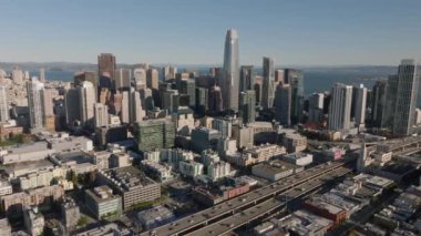 Finans Bölgesi 'ndeki yüksek katlı ofis binalarının hava kaydırak ve pan görüntüleri. Ön planda yoğun trafik var. San Francisco, California, ABD.