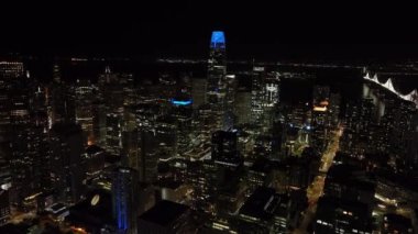 Şehir merkezindeki yüksek binaların havadan görüntüsü. Modern yüksek ofis kulelerinin gece çekimleri. San Francisco, California, ABD.