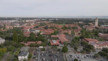 Stanford Üniversitesi kampüsündeki otoparkın hava görüntüleri. Tarihi binalar kompleksi. Stanford, California, ABD.