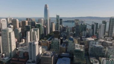 Sahildeki modern gökdelenler. Finans Bölgesi 'ndeki yüksek katlı ofis binalarının hava panoramik görüntüleri. San Francisco, California, ABD.