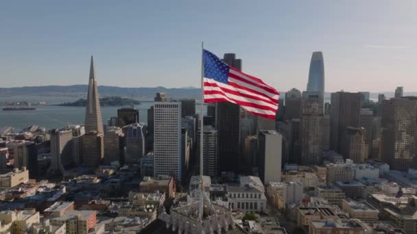 Letecké Záběry Americké Národní Vlajky Vznášející Nad Metropolí Cityscape Mrakodrapy — Stock video