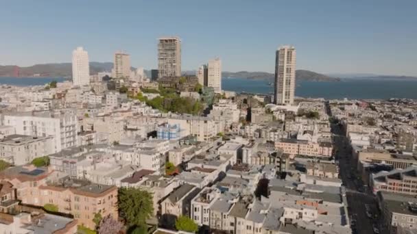 都市の建物の空中上昇映像 ロシアの丘 バジェホ通りクレスト地区は複数階建ての建物に囲まれています 米国カリフォルニア州サンフランシスコ — ストック動画
