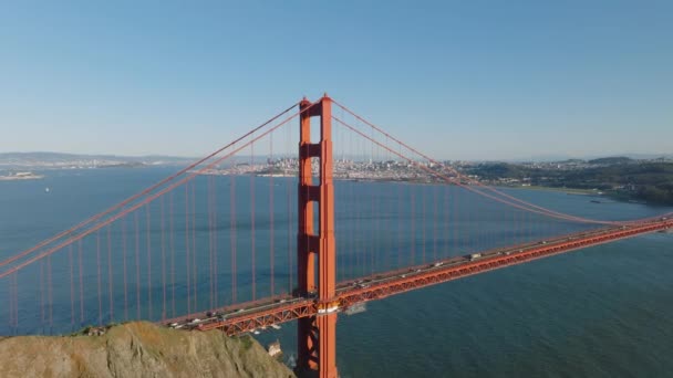 Bellissimo Filmato Del Golden Gate Bridge Della Città Sullo Sfondo — Video Stock