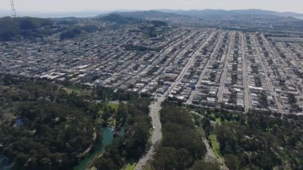Αεροφωτογραφία Των Σειρών Των Σπιτιών Κατά Μήκος Των Δρόμων Στην — Αρχείο Βίντεο