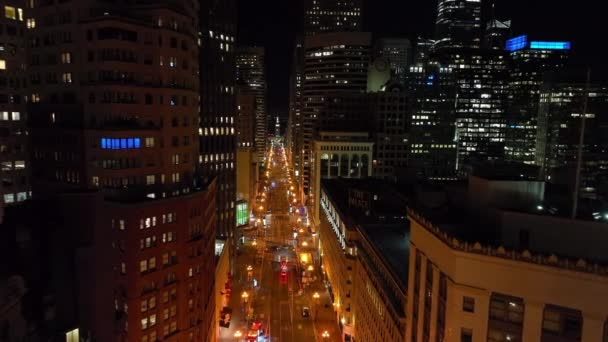 転送夜市のマーケットストリートの上を飛ぶ ライトアップされた窓のある近代的な高層オフィスビル 米国カリフォルニア州サンフランシスコ — ストック動画