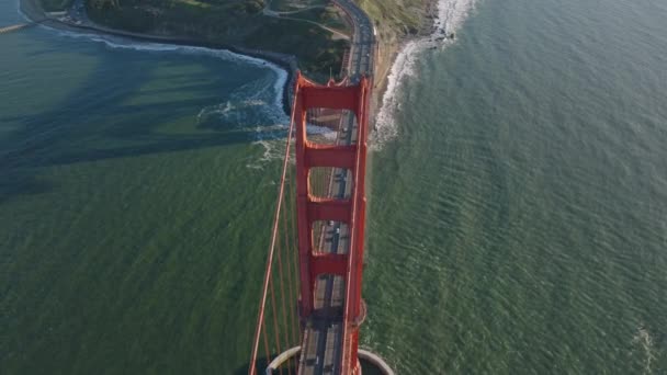 ゴールデンゲートブリッジを走行する車の空中映像 海峡に架かる大きな赤い鋼製の吊り橋 米国カリフォルニア州サンフランシスコ — ストック動画