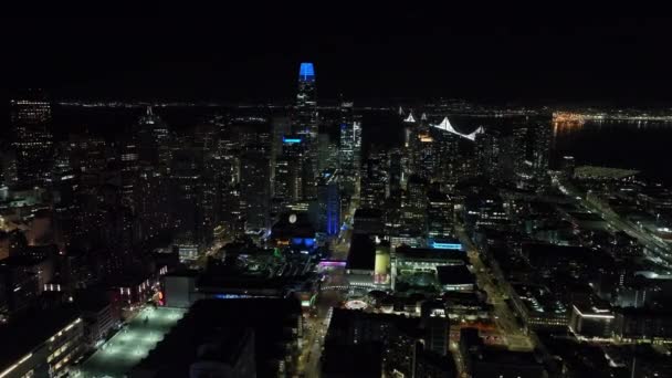 Geceleri Finansal Bölgenin Hava Panoramik Görüntüleri Şehir Merkezindeki Deniz Kıyısındaki — Stok video