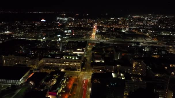 Przód Leci Nad Nocnym Miastem Duże Natężenie Ruchu Wzniesieniu Wielopasmowej — Wideo stockowe