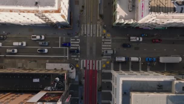 从上往下拍摄的经过城市交叉口的汽车的镜头 美国加利福尼亚州旧金山 — 图库视频影像