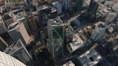 Yükseklikten çelik ve cam. Finansal bölgedeki modern şehir merkezinin yüksek açılı gökdelenleri. San Francisco, California, ABD.