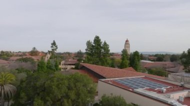 Şehirdeki binalar ve ağaçlar. Tarihi Stanford Üniversitesi kampüsünün yükselişi. Stanford, California, ABD.