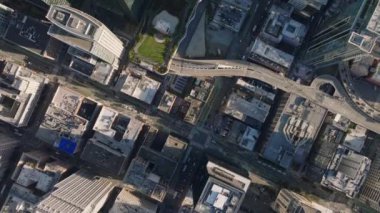 Metropolis 'in altın saatindeki yüksek açılı manzarası. Şehir merkezindeki yüksek binalar ve normal sokak şebekeleri. San Francisco, California, ABD.