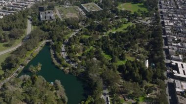 Rahatlamak için yeşil parkın yüksek açılı manzarası. Eğim Metropolis 'in panoramik görüntüsünü ortaya çıkarıyor. San Francisco, California, ABD.