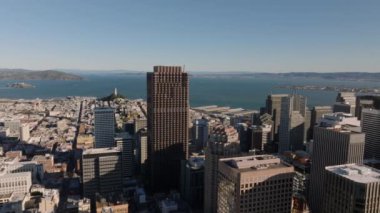 Şehir merkezindeki yüksek binaların ve arka plandaki suyun hava görüntüleri. San Francisco, California, ABD.