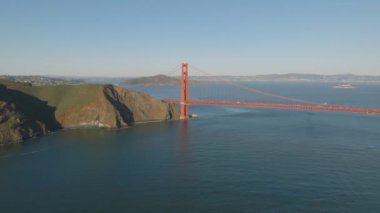 Ünlü Golden Gate Köprüsü 'nün ve kayalık sahillerin öğleden sonra güneşli havadan panoramik görüntüsü. San Francisco, California, ABD.