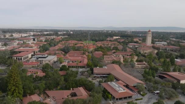 レランドスタンフォード短期大学の大規模なキャンパスの空中ビュー 前方の建物の複合体の上を飛ぶ 米国カリフォルニア州スタンフォード — ストック動画