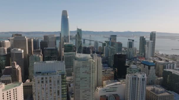 在黄金时段拍摄市中心高层办公大楼的电影 金融区在海湾沿岸 美国加利福尼亚州旧金山 — 图库视频影像