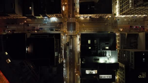 Sus Jos Panning Împușcat Mașini Conducere Străzile Orașului Noapte Clădiri — Videoclip de stoc