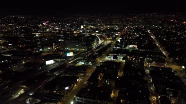 Letecký Pohled Rušnou Víceúrovňovou Dálnici Vinoucí Rozvojem Města Nočním Městě — Stock video