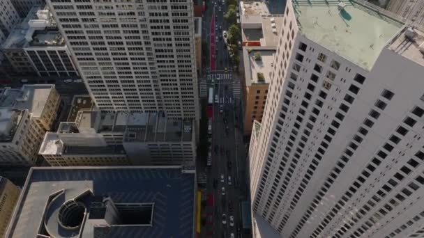 市内のオフィスや住宅の高層ビルの間で忙しい通りの空中下降映像 米国カリフォルニア州サンフランシスコ — ストック動画