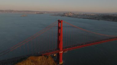 Golden Gate Köprüsü 'nün, deniz körfezi ve metropolün güneş ışığıyla aydınlatılmış hava panoramik görüntüleri. San Francisco, California, ABD.