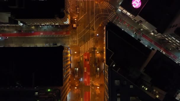 交通信号で停止している車のトップダウンのパンニング映像 夜市内の交通の空中ビュー 米国カリフォルニア州サンフランシスコ — ストック動画