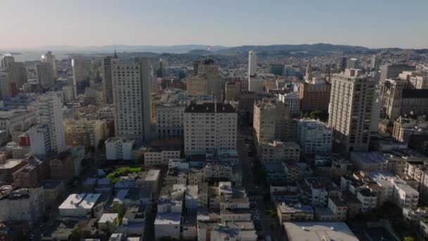 Letecký Pohled Rozvoj Města Zlaté Hodině Dopředu Létají Nad Budovami — Stock video