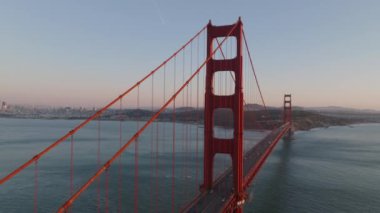 Boğaz üzerindeki uzun asma köprünün hava kaydırağı ve pan görüntüsü. Meşhur kırmızı Golden Gate Köprüsü. San Francisco, California, ABD.