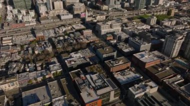 Şehir merkezindeki binaların yüksek açılı manzarası. Şehir merkezindeki gökdelenlerin sabah güneşini yansıtıp yansıtmadığını göster. San Francisco, California, ABD.