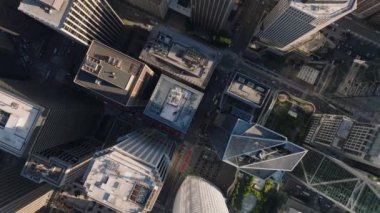Şehir merkezindeki yüksek katlı binaların ve caddelerin en aşağıdan görüntüsü. San Francisco, California, ABD.