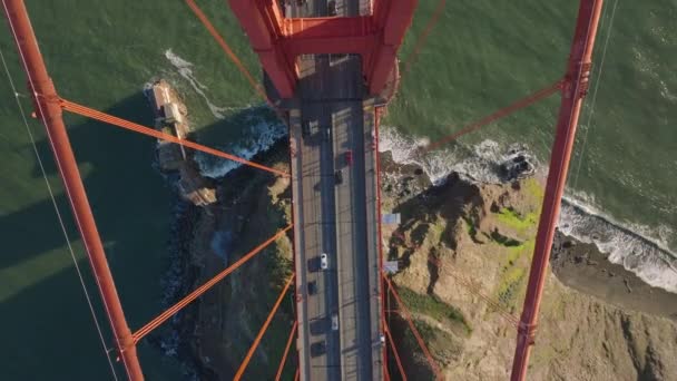 金门大桥下的高角度海岸景观 大悬索桥雄伟塔的钢结构 美国加利福尼亚州旧金山 — 图库视频影像