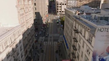 Şehrin yüksek açılı caddesi. İleride cadde, kavşaklar ve Union Meydanı var. San Francisco, California, ABD.