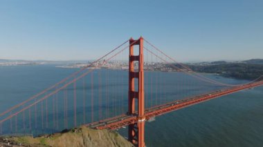 Boğaz ve metropol üzerindeki büyük asma köprünün çelik görüntüsü. Golden Gate Köprüsü 'nde trafik yoğun. San Francisco, California, ABD.