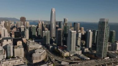 Finans Bölgesi 'ndeki modern yüksek binalar. Yoğun otoyol ve kavşak. San Francisco, California, ABD.