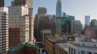 Altın saatinde şehir merkezindeki binaların etrafında uç. Market Caddesi boyunca hava görüntüsü. San Francisco, California, ABD.