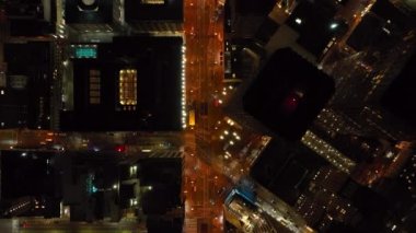 Gece şehrinin üzerinde uç. Şehir merkezinin aydınlık sokaklarında düşük trafiğin kuş bakışı görüntüsü. San Francisco, California, ABD.