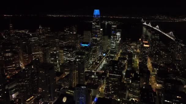 Flygbilder Moderna Skyskrapor Finansdistriktet Natten Belyst Topp Salesforce Tower San — Stockvideo