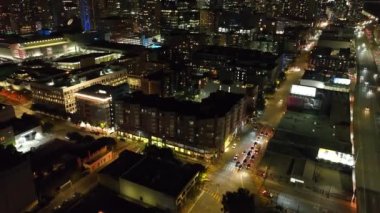 Gece şehrindeki caddelerin ve tekliflerin yüksek açılı görüntüsü. Gökdelenleri aydınlatılmış gökdelenlerle gökyüzünü göster. San Francisco, California, ABD.