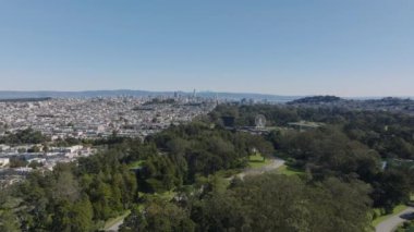 Metropolis 'in hava panoramik görüntüleri. Açık mavi gökyüzü altında yeşillik ve cazibe ile büyük bir halk parkı. San Francisco, California, ABD.