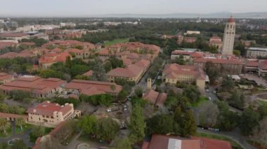 Stanford Üniversitesi kampüsündeki tarihi binaların geriye dönük ifşası. Sokaklarda sıra sıra ağaçlar var. Stanford, California, ABD.