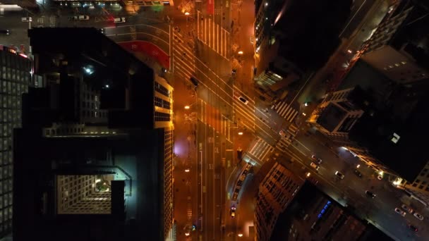 市街地の道路交差点を通過する車の映像のトップダウン 夜の街の照明付きの通り 米国カリフォルニア州サンフランシスコ — ストック動画