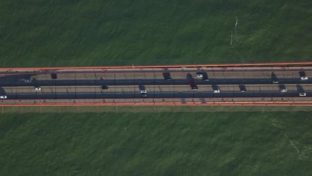 金光闪闪 鸟瞰着在多车道干道上经过水面的车辆 金门大桥的交通 美国加利福尼亚州旧金山 — 图库视频影像