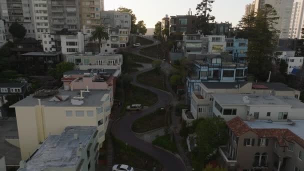 后面是著名的伦巴底石阶 陡峭的街道 有八个发夹弯 从空中看城市发展与天空的对比 美国加利福尼亚州旧金山 — 图库视频影像