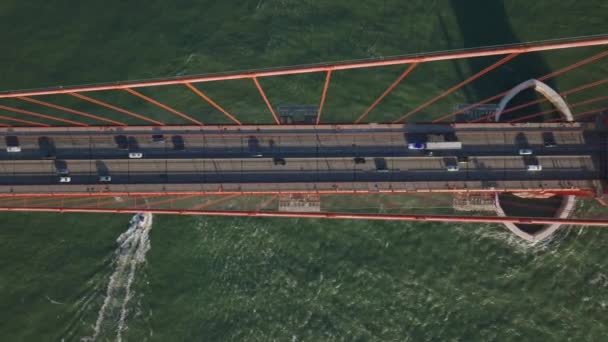 从上往下拍摄著名的红色悬索桥上的交通画面 海湾水面上的金门大桥 美国加利福尼亚州旧金山 — 图库视频影像