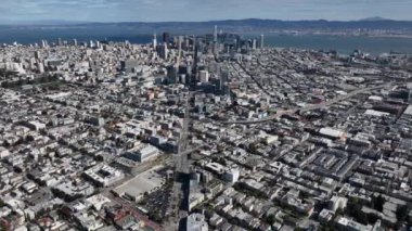 Metropolis 'in güzel hava görüntüleri. Finansal bölgedeki Market Caddesi ve şehir merkezindeki iş binaları. San Francisco, California, ABD