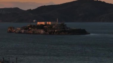 Alcatraz Adası 'nın zoom ve pan görüntüleri, eski federal hapishane, ünlü turistik mekan. San Francisco, California, ABD
