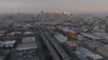 Metropolis 'in havadan panoramik görüntüsü. Yoğun ulaşım altyapısı ve arka planda şehir merkezindeki gökdelenler. San Francisco, California, ABD